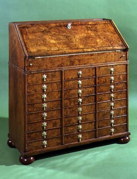 Birçok küçük çekmeceli ve topuz ayaklı büro, c.1710 (ceviz) by English School