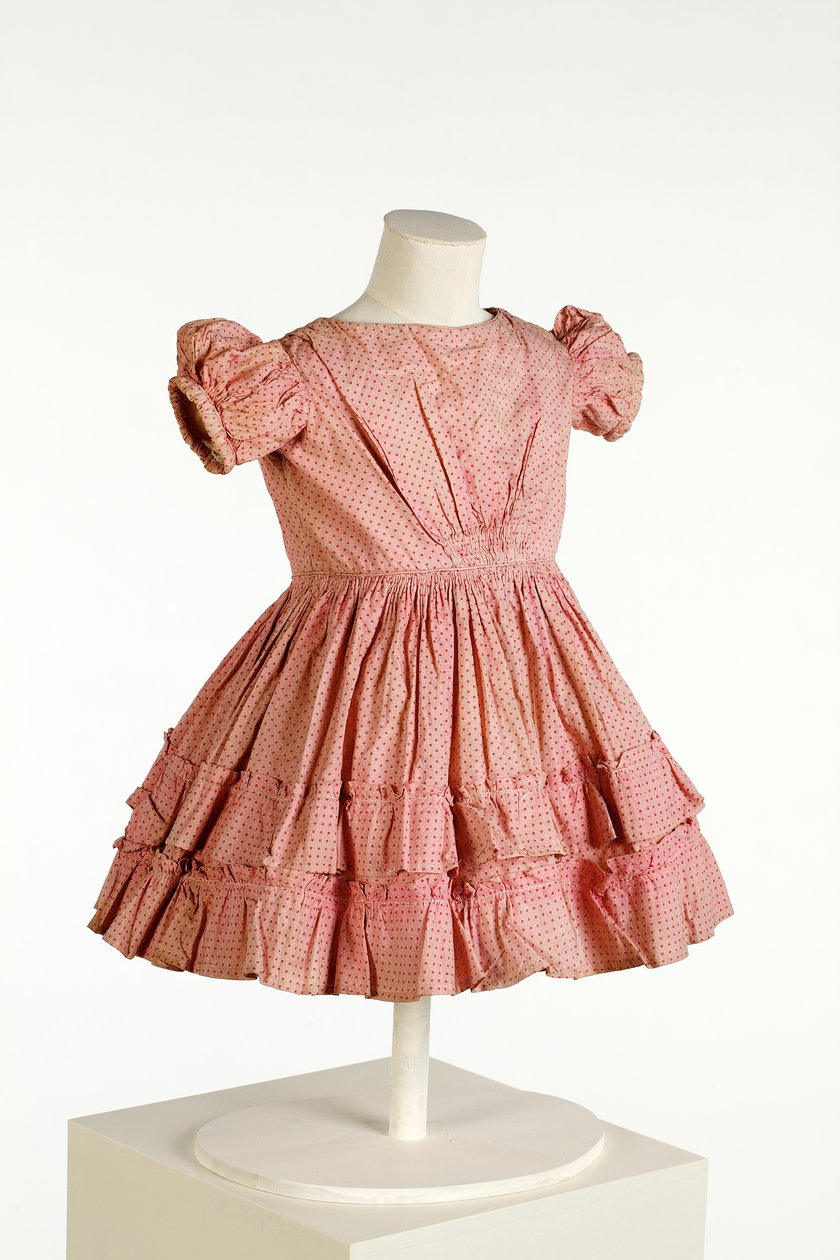Balon kollu ve fırfırlı etekli, pembe nokta desenli çocuk elbisesi, c.1850 (pamuk) by English School