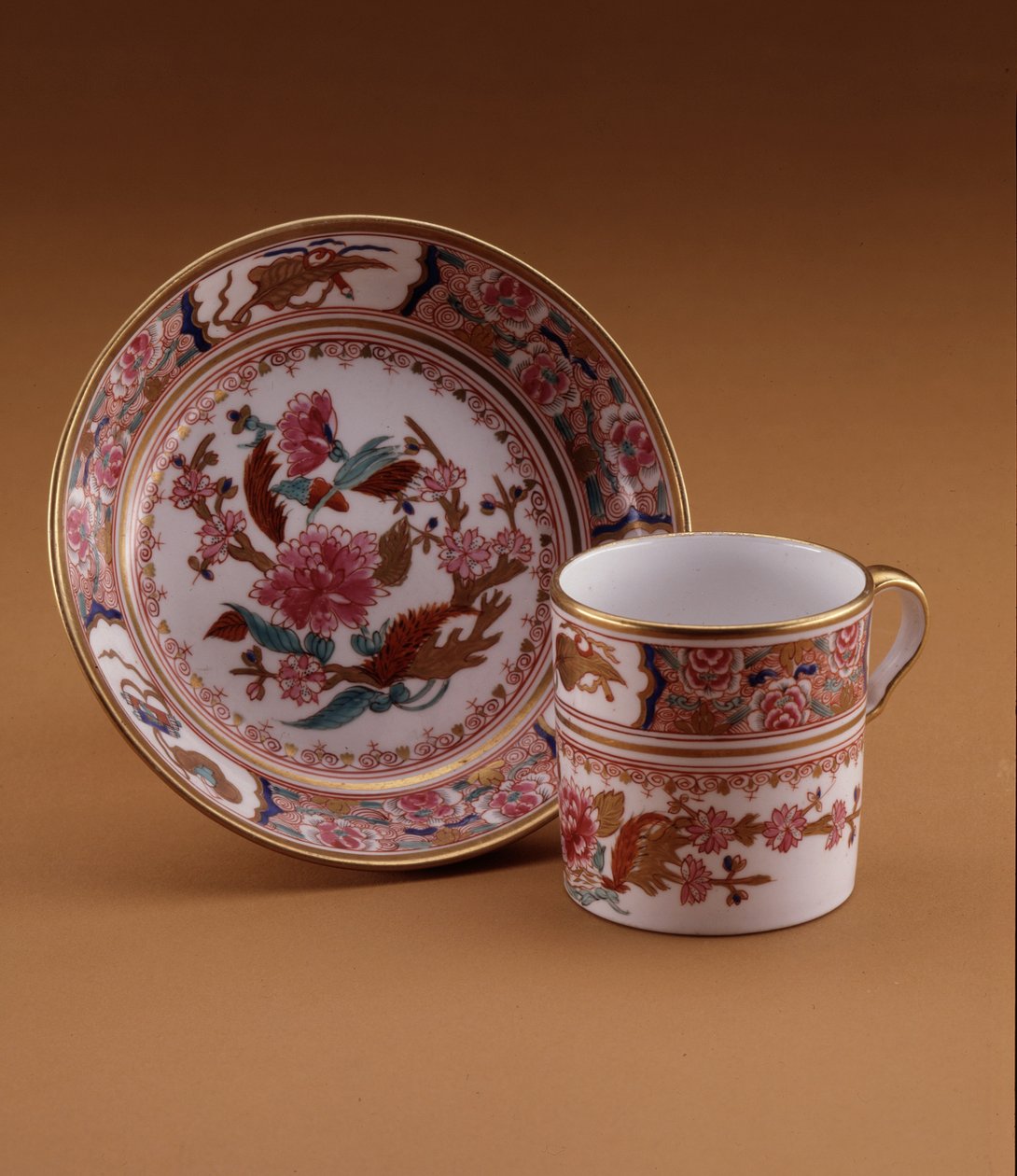 Çin tarzı kahve fincanı ve tabağı, Spode, Staffordshire, c.1800 (porselen) by English School