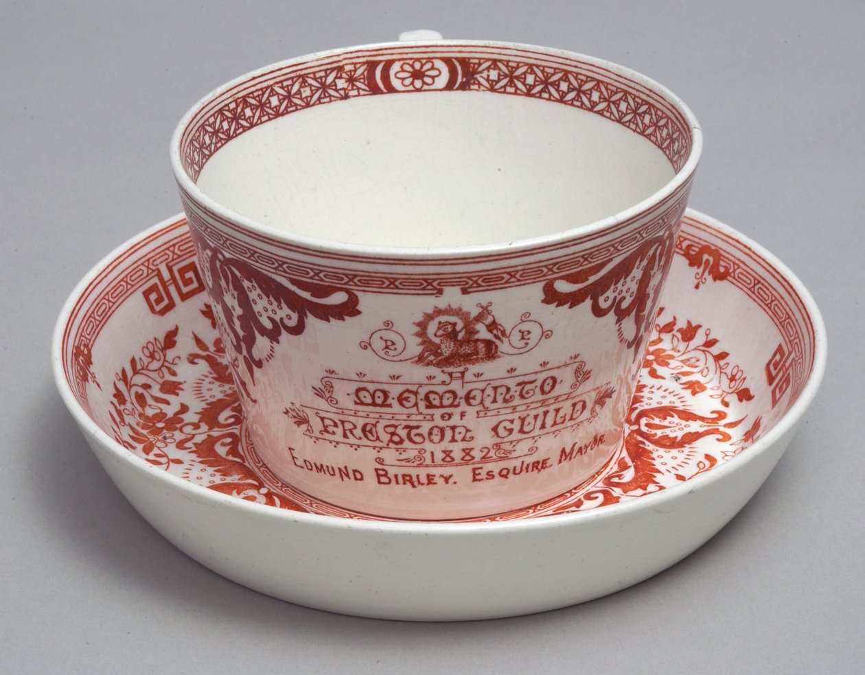 A Memento of Preston Guild 1882, Minton, İngiltere, c.1882 (toprak kap) okuyan hatıra çay fincanı ve tabağı by English School