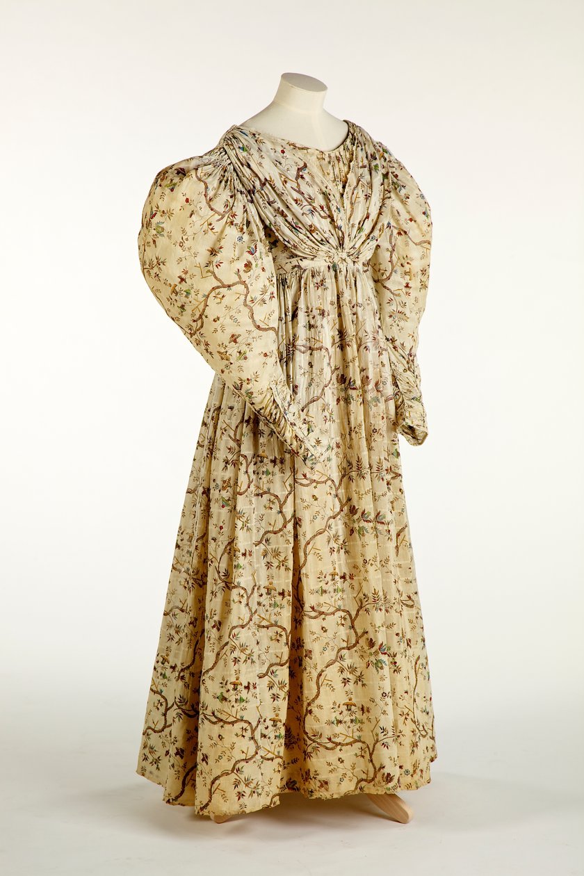 Krem örgülü dokuma kumaş üzerine çiçek ve dal desenli elbise, örgüde ızgara desenli, c.1830-35 (pamuk) by English School