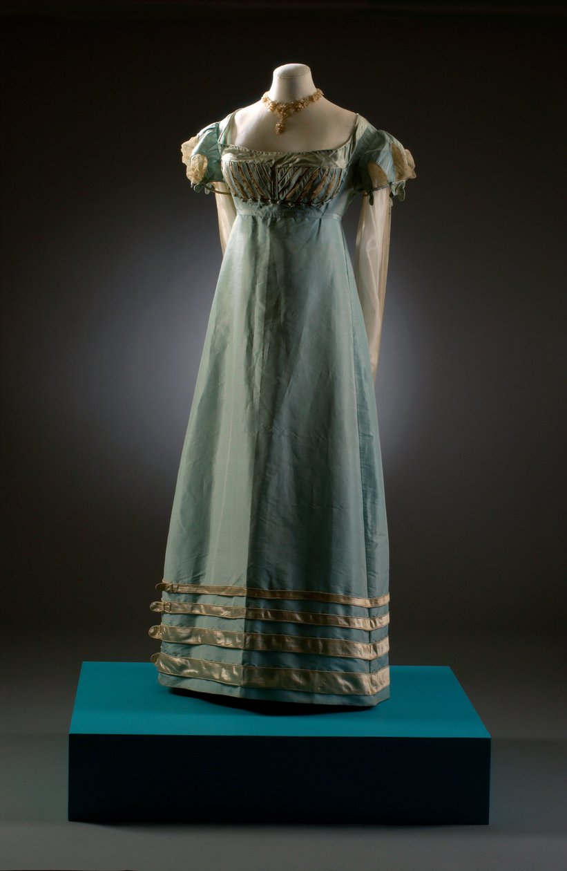 Krem kollu, burada inci takılarla gösterilen ördek yumurtası mavisi gece elbisesi, c.1819 (ipek ve dantel) by English School