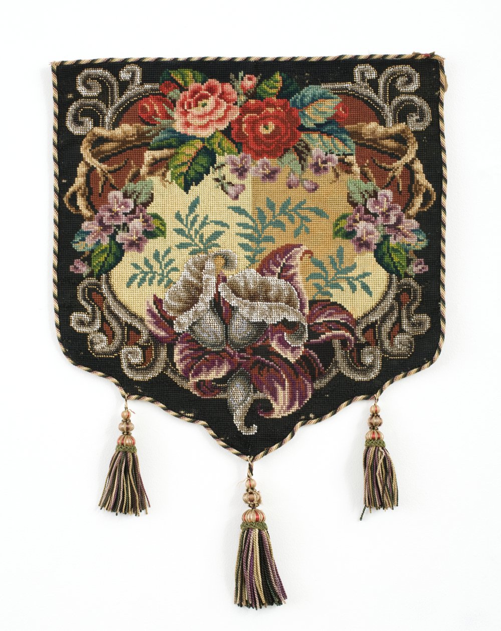 Yangın perdesi paneli, c.1850 (Boncuk işi ve ipek sırtlı Berlin yünlü kanvas panel) by English School