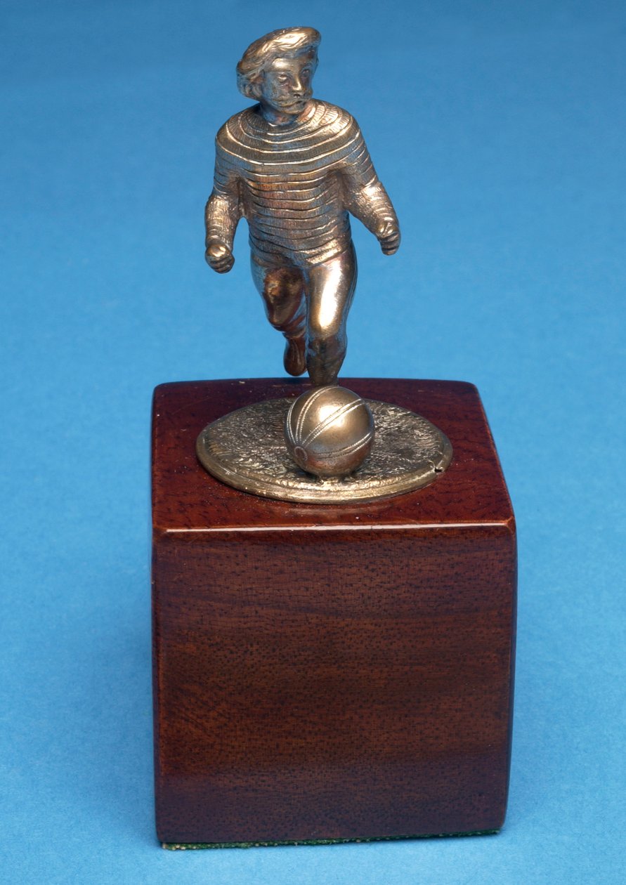 Çemberli forma giyen futbolcu (metal) by English School
