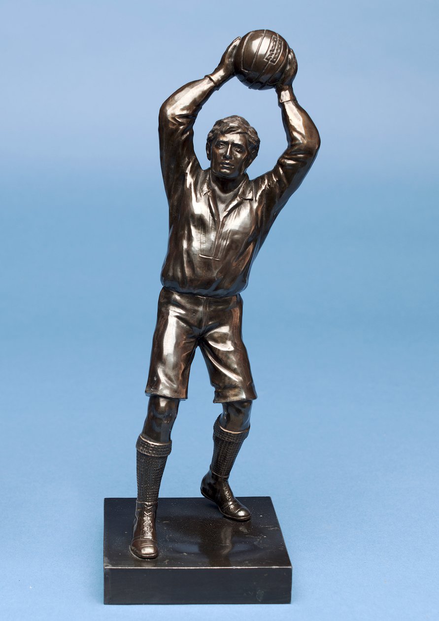 Futbolcu, bir saat takımının parçası (boyalı spelter) (ayrıca bkz. 315475 ve 315476 -315477) by English School