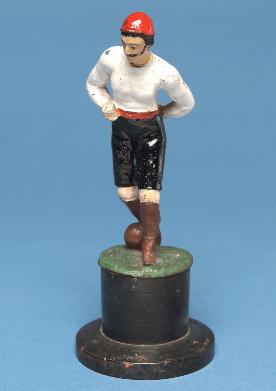 Topu ayağında tutan futbolcu (el boyaması metal) by English School