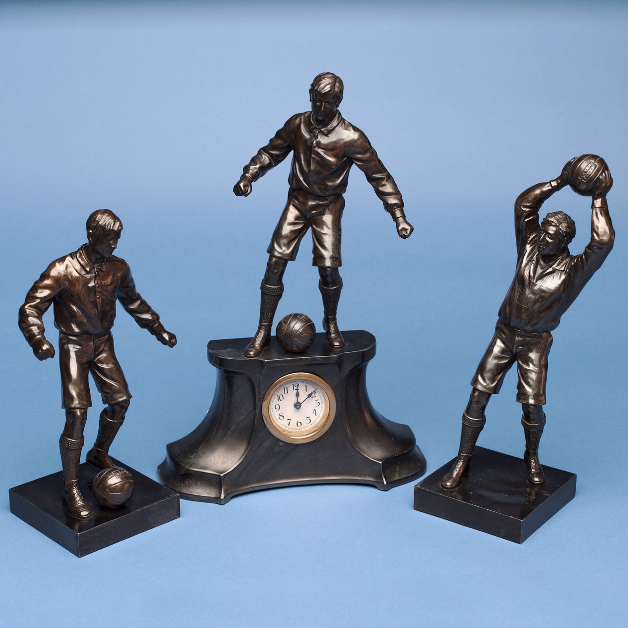 Futbolcular, bir saat seti (boyalı spelter) (ayrıca bkz. 315474-315476) by English School