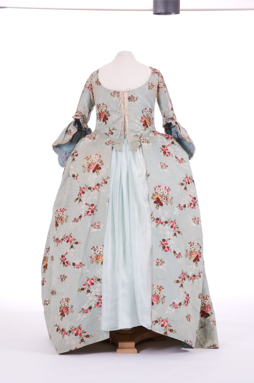 Sırtı çuval elbisenin önden görünümü, 1760'lar (brokarlı ipek) by English School