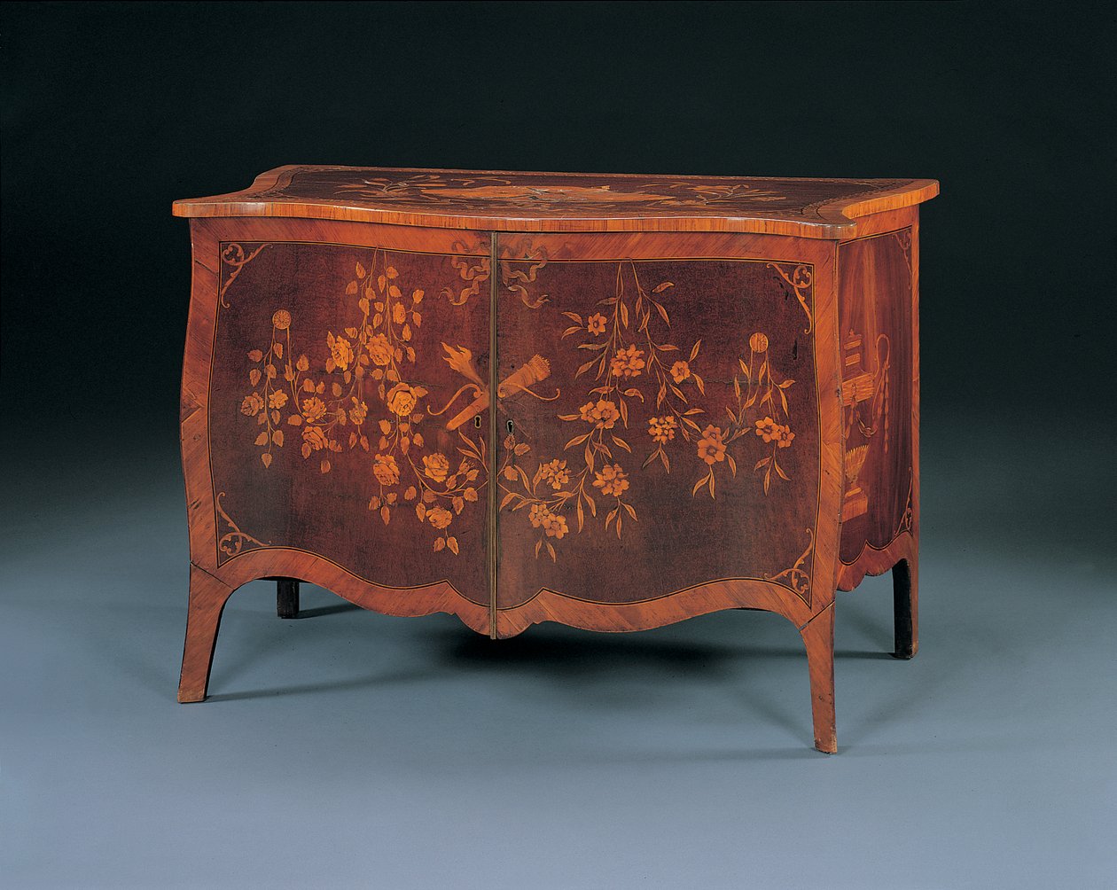 George III, John Cobb tarzında kakma komodin, c.1770 (amaranth ve lale ağacı) by English School