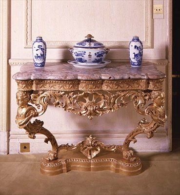 George II oymalı konsol masası, c.1750 (mermer tablalı yaldızlı ahşap) by English School