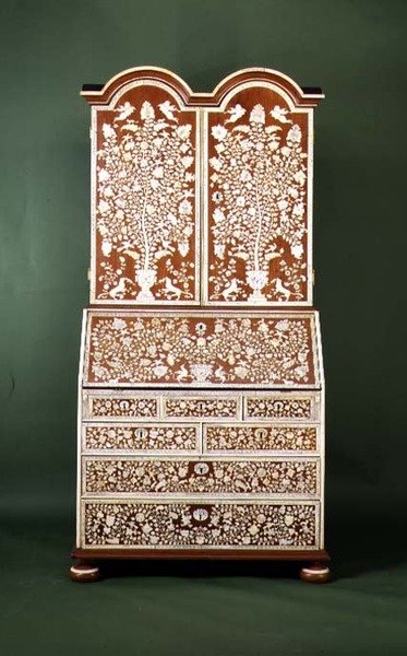 ಕೆತ್ತಿದ ಬ್ಯೂರೋ, ಆಂಗ್ಲೋ-ಇಂಡಿಯನ್, 18 ನೇ ಶತಮಾನದ ಕೊನೆಯಲ್ಲಿ (ದಂತದಿಂದ ಕೆತ್ತಿದ ಮರ) ಟರ್ಕಿ by English School
