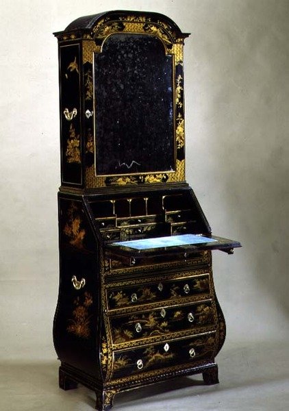 Bombe taraf ile Japanned Queen Anne bürosu kitaplık, 18. yüzyılın başlarında by English School