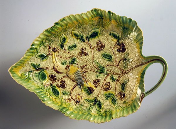 Sarmaşıklar ve egzotik kuşla süslenmiş yaprak şeklinde tabak, 1760-70 (seramik) by English School