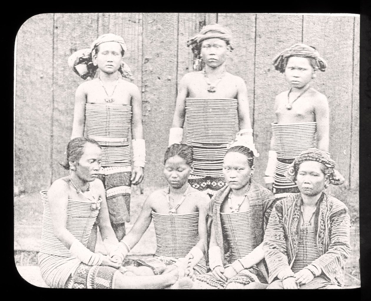 Deniz Dyas Kabilesinin Kadınlarını gösteren Sihirli Fener Slayt, Borneo c.1900 by English School