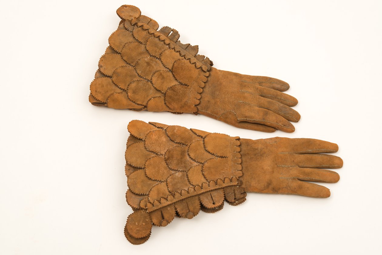 Erkek deri zırhlı eldivenler, c.1600-50 (ağır devetüyü deri) by English School