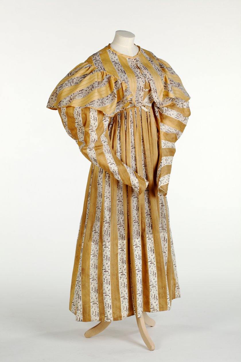 Sarı ve beyaz dikey şerit tasarımı içinde basılmış soyut leylak desenli müslin elbise, c.1820-30 (pamuk) by English School