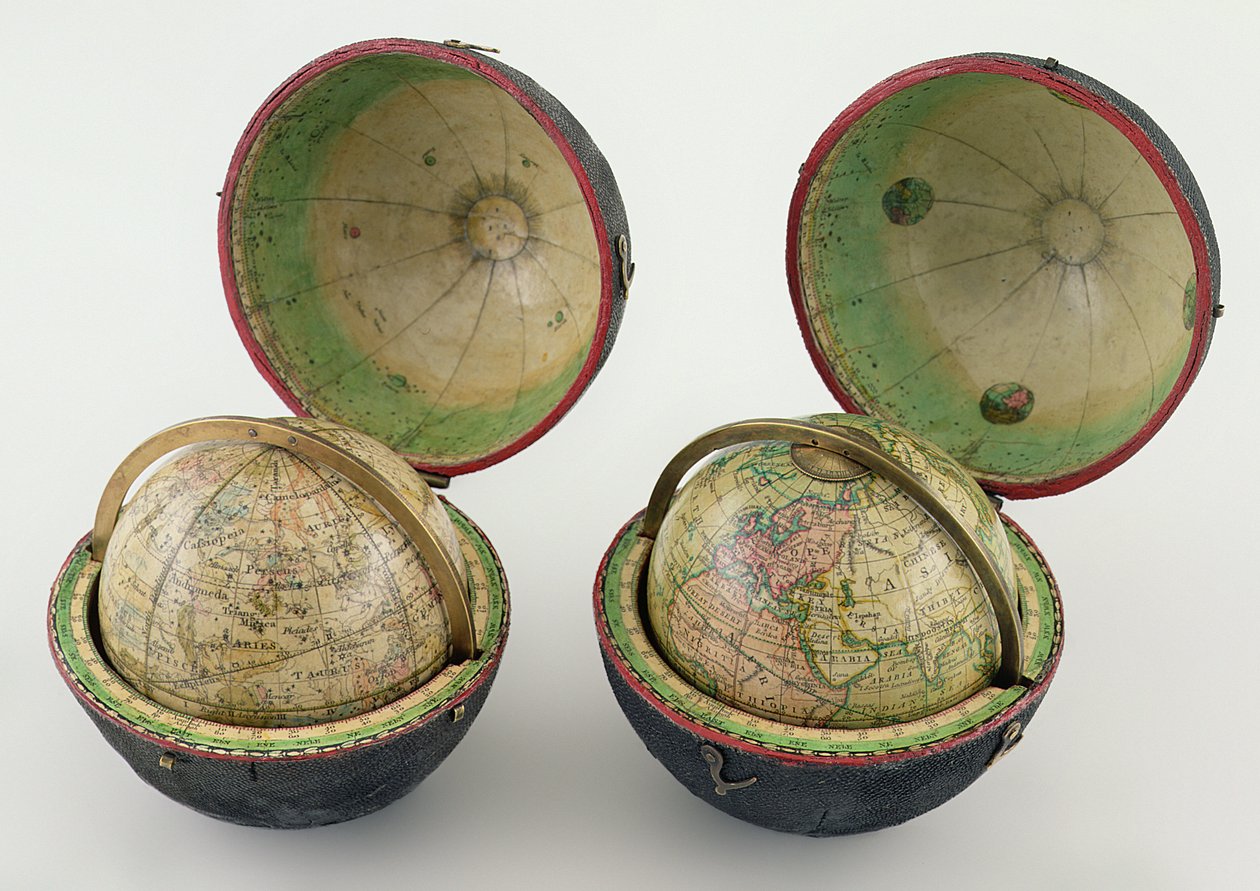Newton & Son tarafından yapılan bir Çift Cep Küre, c.1830 (karton pierre, pirinç, kağıt ve simüle edilmiş siyah deri) by English School