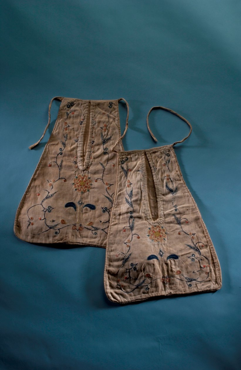 Bir çift bağlı cep, c.1750 (pamuk ve ipek) by English School