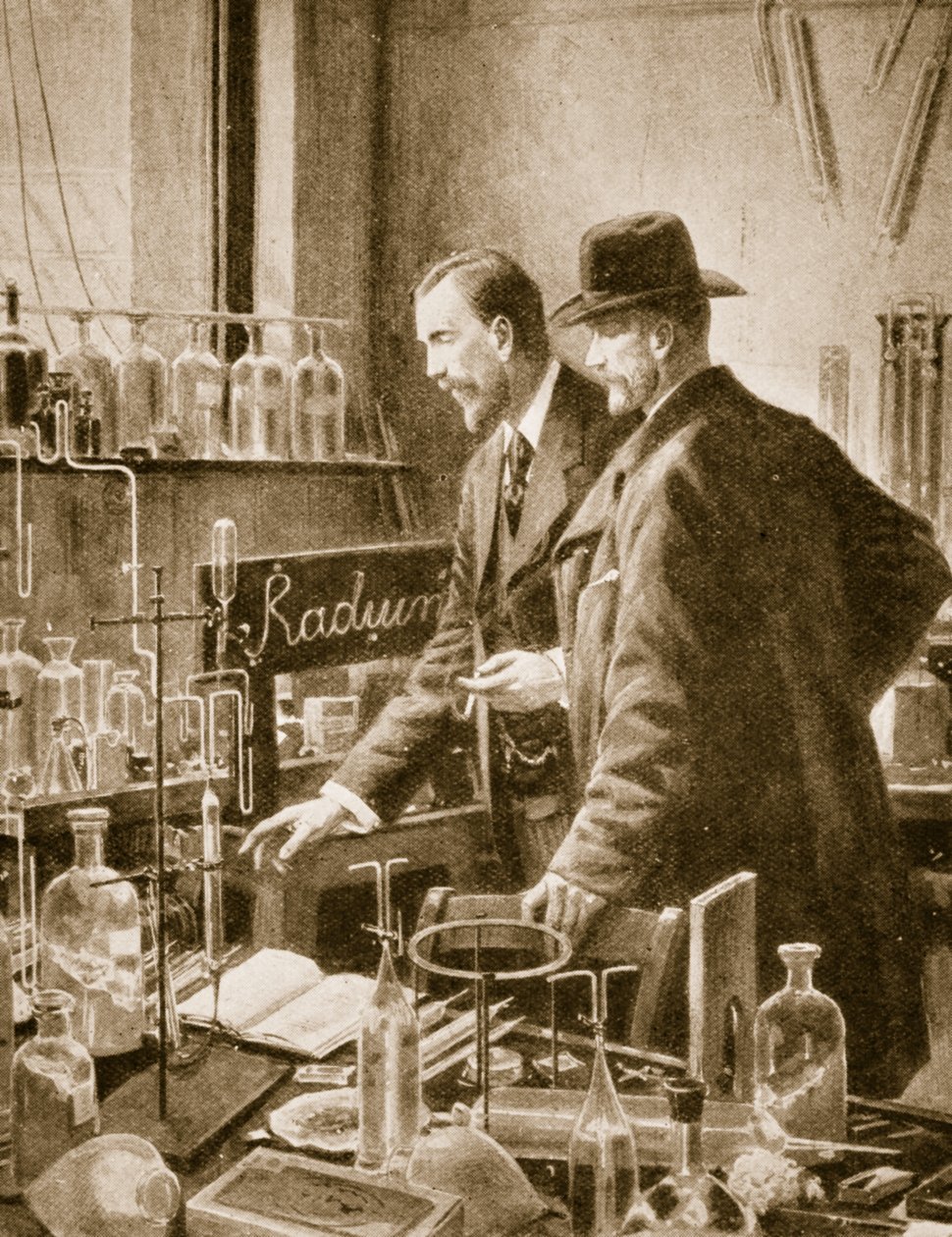 Pierre Curie, Sir William Ramsay ile sohbet ediyor by English School