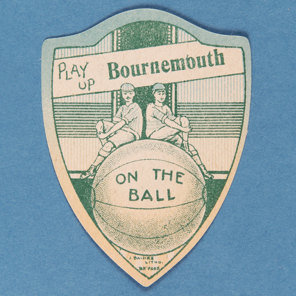 Play Up Bournemouth, kalkan şeklinde Baines kartı ve büyük bir futbolun tepesinde oturan iki futbolcu, 1888-89 by English School