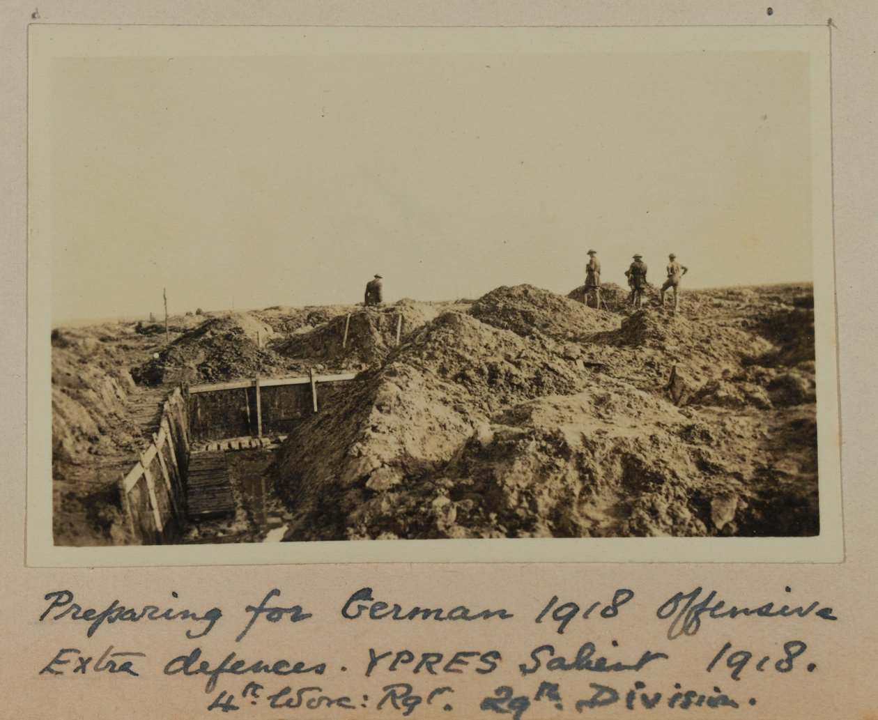 Alman 1918 Taarruzu için hazırlanıyor, Ekstra savunmalar, YPRES Salient 1918, 4. Worc: Rgt. 29. Bölüm (s/b fotoğraf) by English School