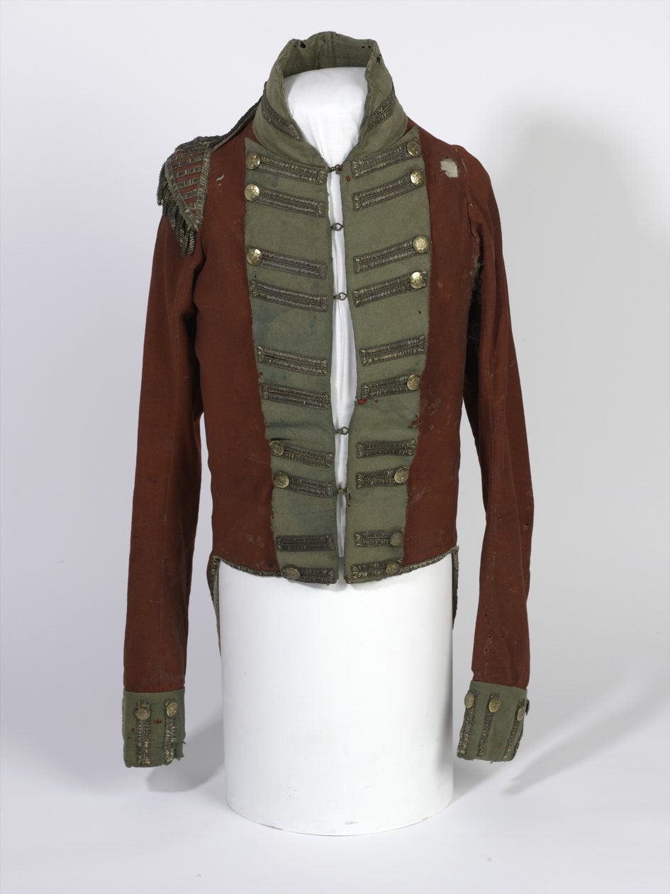 Kısa kuyruklu Coatee, Hafif Şirket Subayları, 2. Bn 69. (Güney Lincolnshire) Alayı, Waterloo Seferi sırasında Lt Henry Anderson tarafından giyildi, c.1815 (yaldızlı düğmeli kırmızı ve yeşil kumaş) by English School