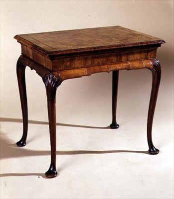 Yan sehpa, c.1710 (ceviz) by English School
