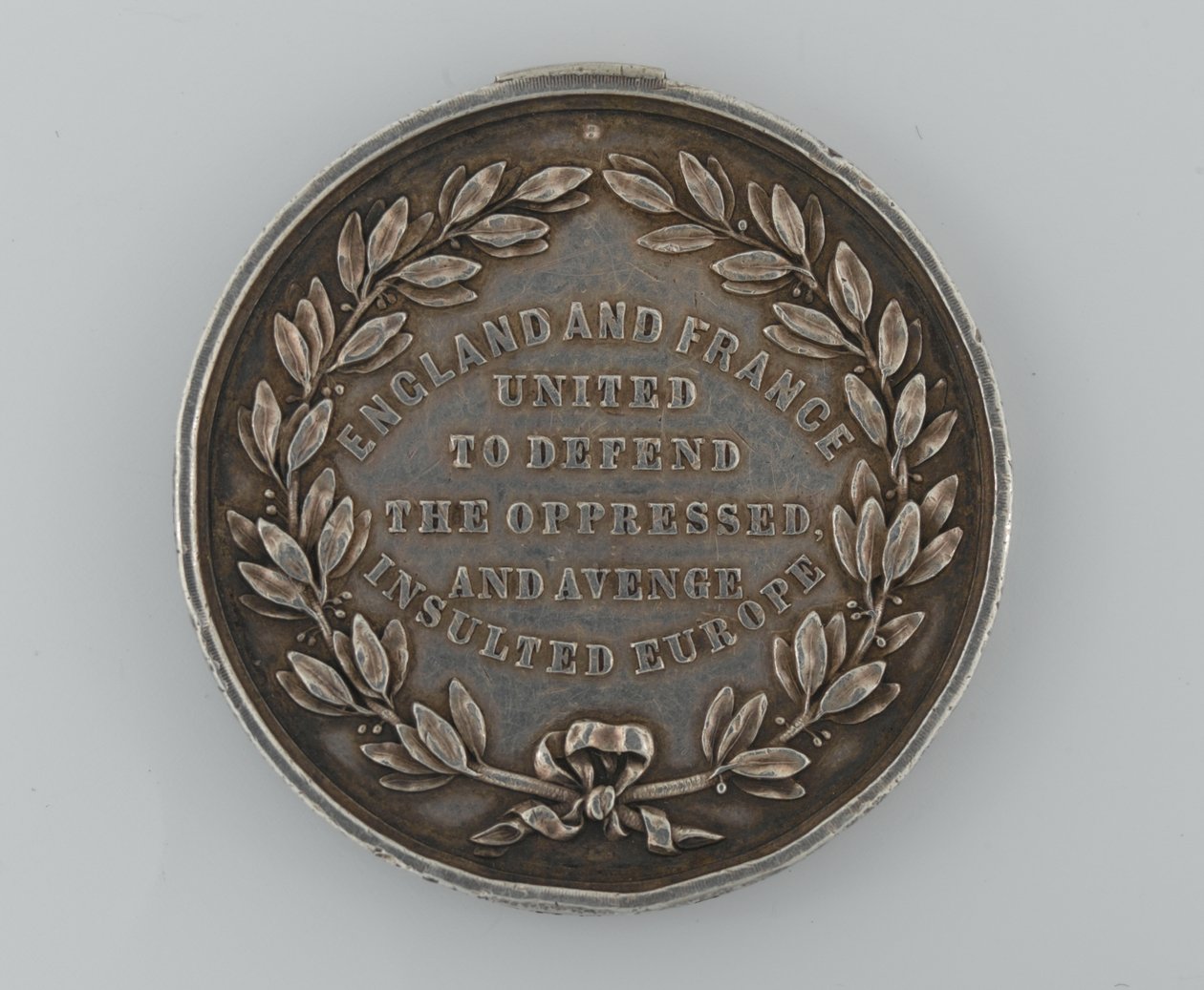 Dover Belediye Başkanı tarafından verilen 1854 İngiltere ve Fransa arasındaki ittifak anısına Gümüş Vatanseverlik Fonu madalyası, 1855 by English School