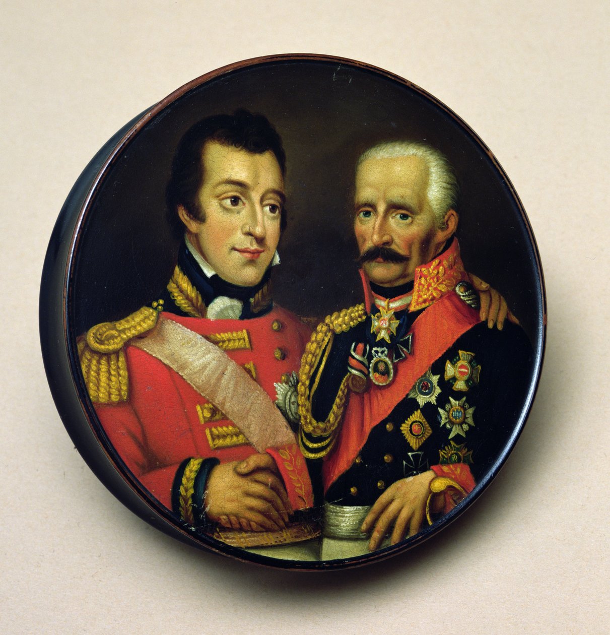 Arthur Wellesley (1769-1852) Wellington Dükü ve Gebbard Leberecht (1742-1819) Field Marshall, Prens von Blucher portreleri ile enfiye kutusu (boyalı ahşap) by English School