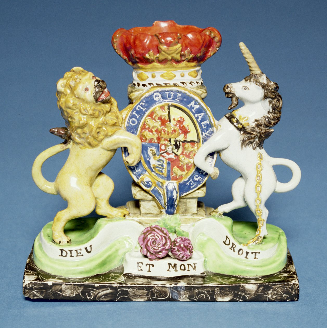 Siyah mermer bir kaide üzerinde Royal Arms şeklinde dökme vazo, Walton by English School