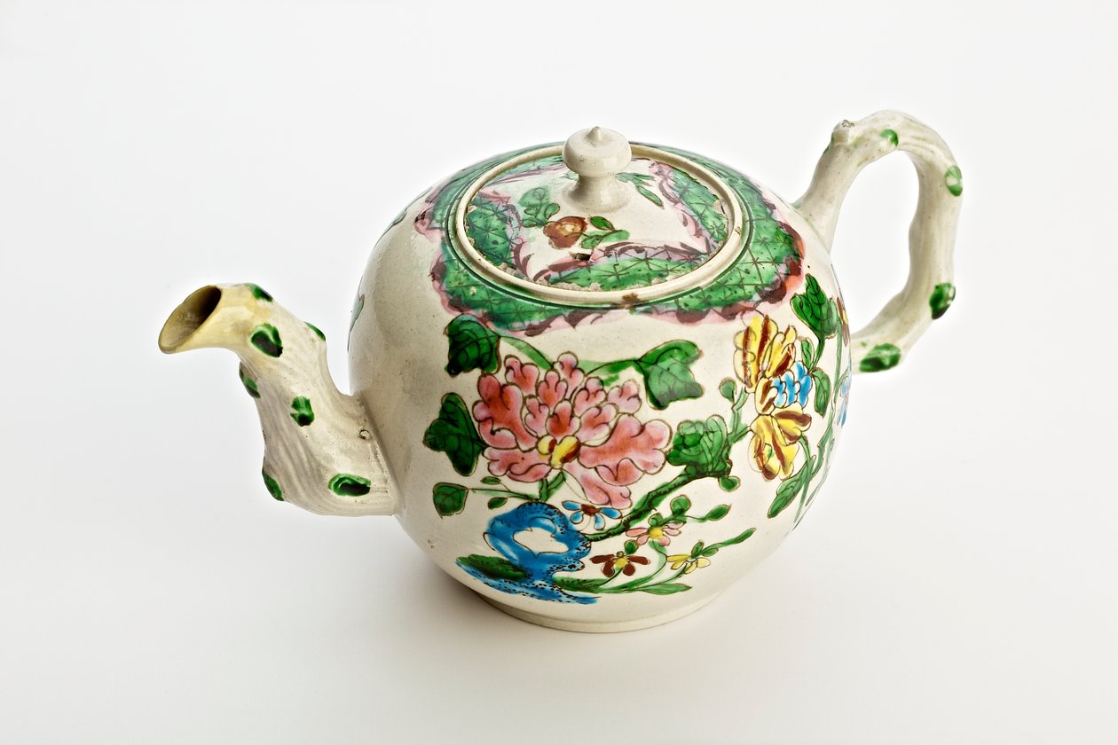 Staffordshire çaydanlık, krizantemlerle süslenmiş, 1760 (tuz sırlı toprak kap) by English School