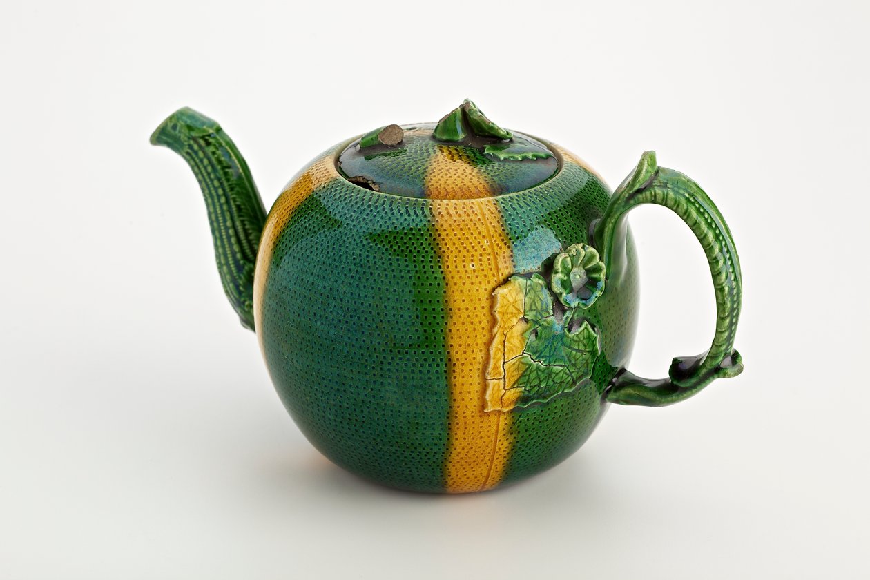 Yengeç saplı ve ağızlı Staffordshire çaydanlık, 1750 (kurşun sırlı çanak çömlek) by English School