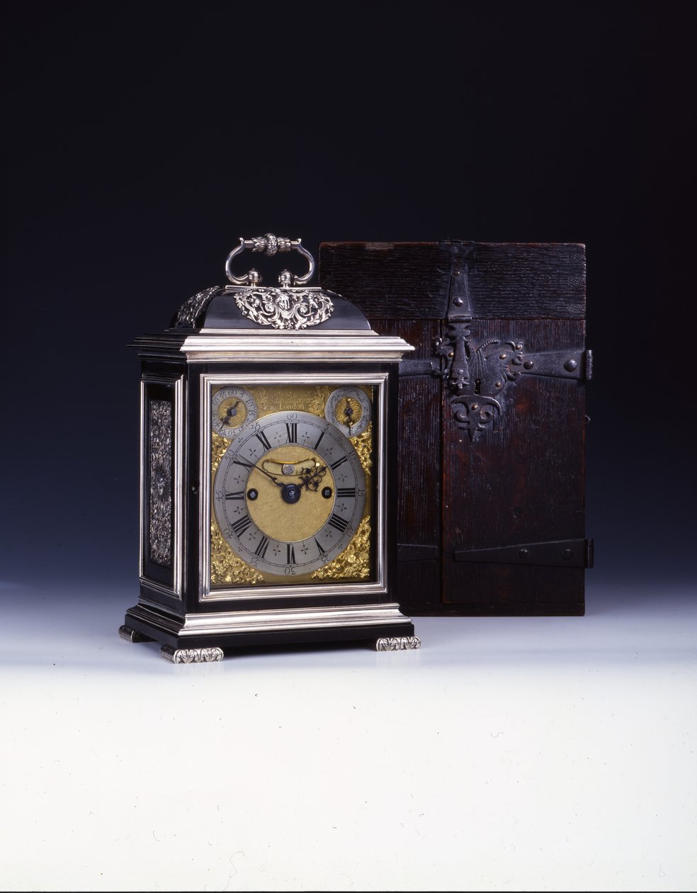 Barnard Tompion, Tompion ve Banger, Londra, No. 460, çarpıcı köşeli saat, c.1708 (abanoz ve gümüş) (ayrıca bkz. 745882-88) by English School