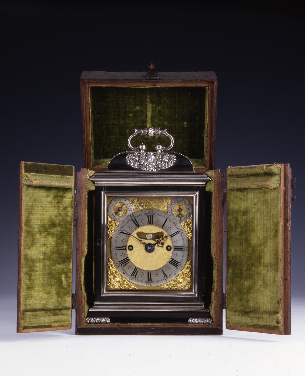 Barnard Tompion, Tompion ve Banger, Londra, No. 460, çarpıcı köşeli saat, c.1708 (abanoz ve gümüş) (ayrıca bkz. 745882-87) by English School