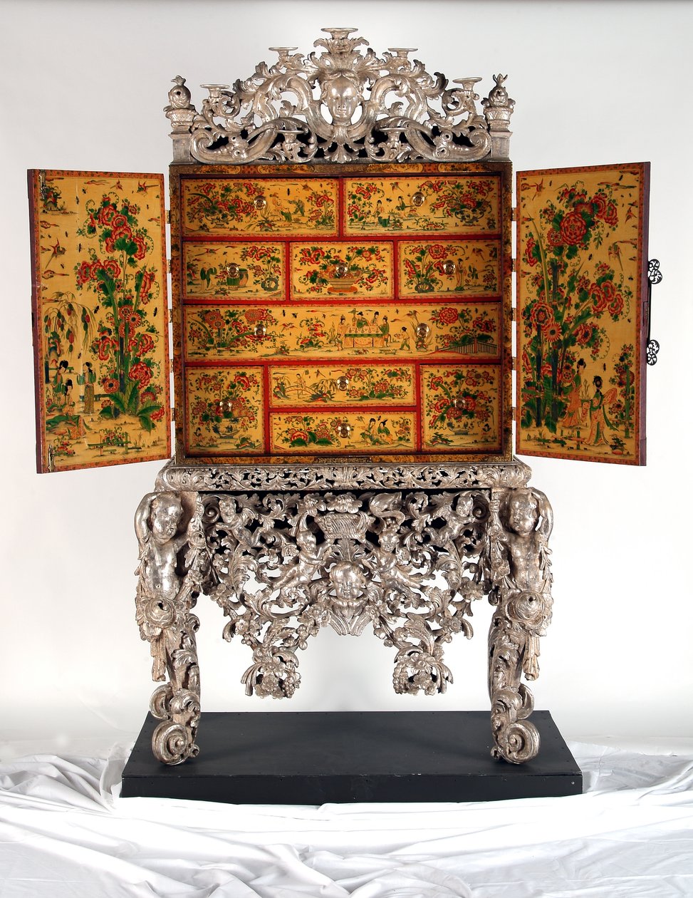 Witcombe Dolabı, c.1697 (japonlanmış ve gümüşlenmiş ahşap) by English School