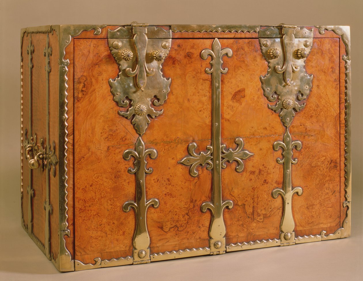Yaldızlı bronz askılı seyahat sekreteri, c.1700 (ceviz) by English School
