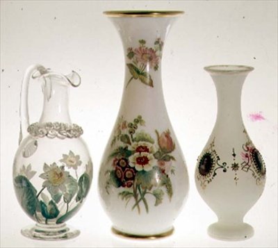 Henry G. Richardson imzalı, kristal kasalı seramik boya içinde nilüferlerle süslenmiş su sürahisi, 19. yüzyıl ortası; 19. yüzyılın sonlarında Henry G.Richardson tarafından iki opal cam vazo; emaye boyalı opal cam vazo, 19. yüzyıl sonu (cam) by English School