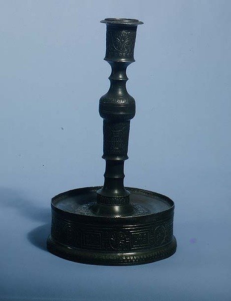 William Grainger şamdan, kabartma döküm süslemeli, 1616 tarihli (kalaylı) by English School