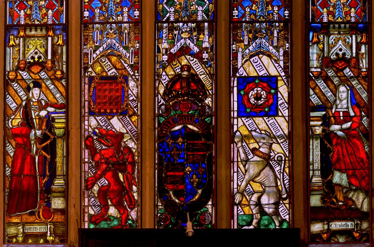 Destekçileri ile Henry VII ve Elizabeth of York kollarını gösteren Pencere Ew by English School