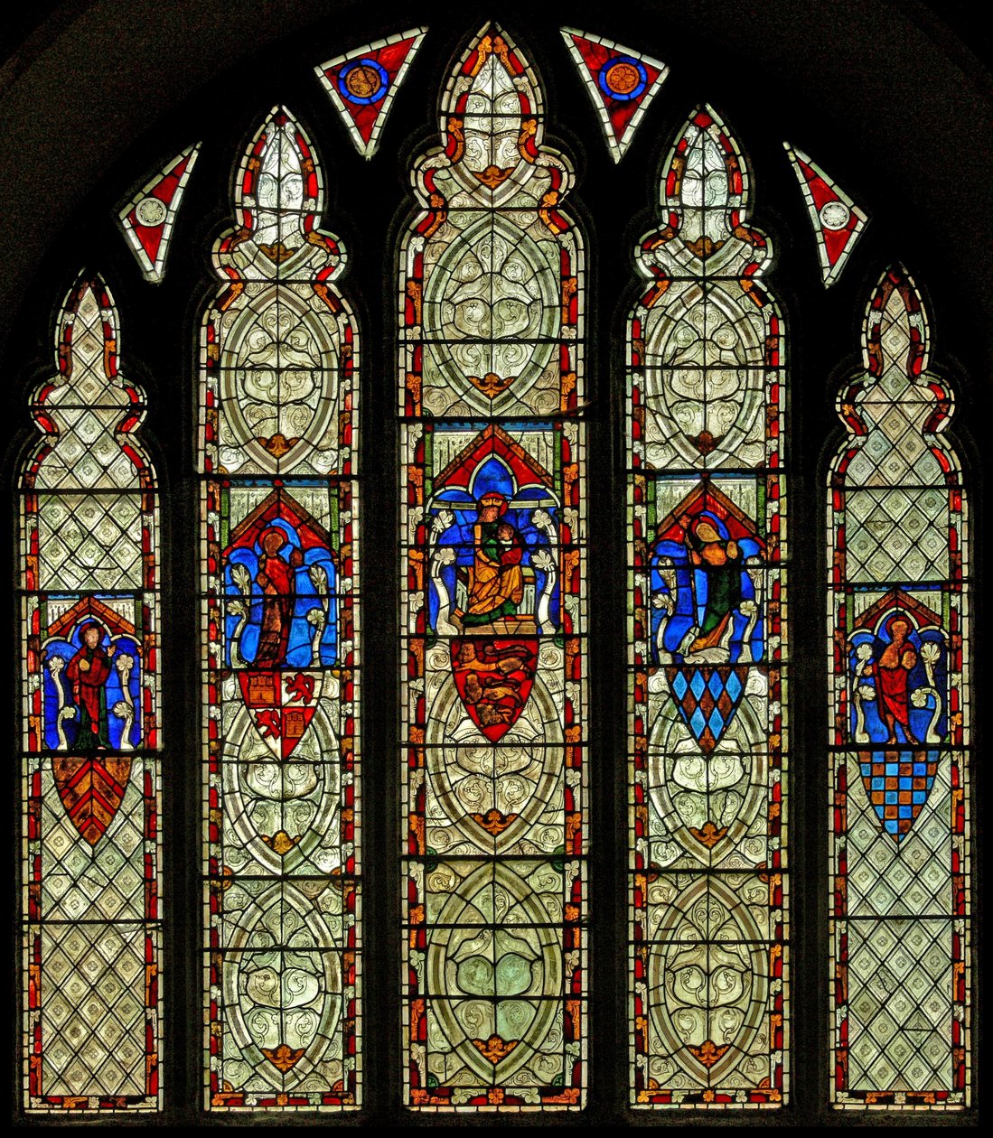 Çarmıha Gerilme ve St Mary, St John, St Mary Magdalene ve St Margaret tasvir eden Pencere Ew by English School