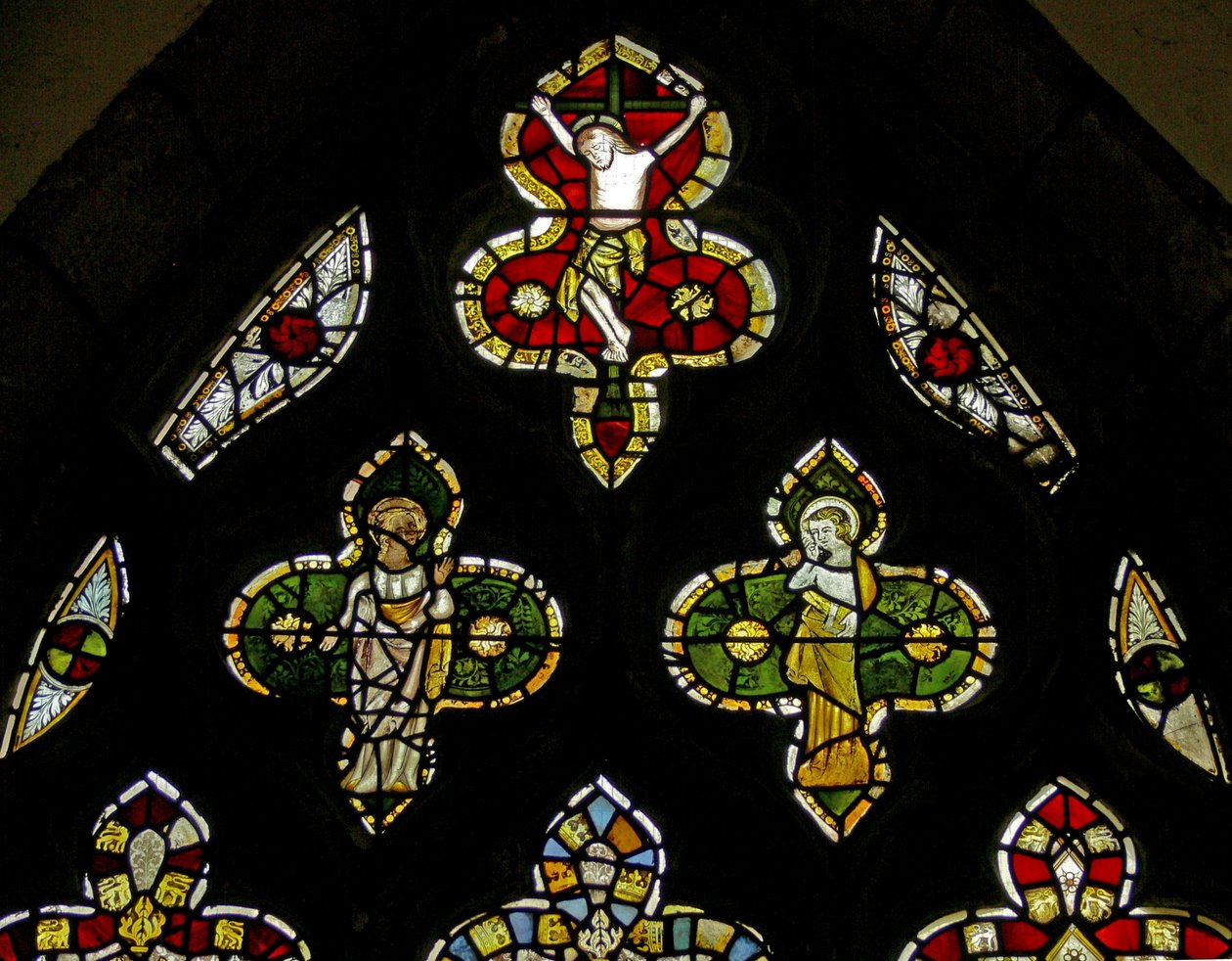 Mary ve John ile Çarmıha Gerilmeyi tasvir eden Pencere n3 by English School