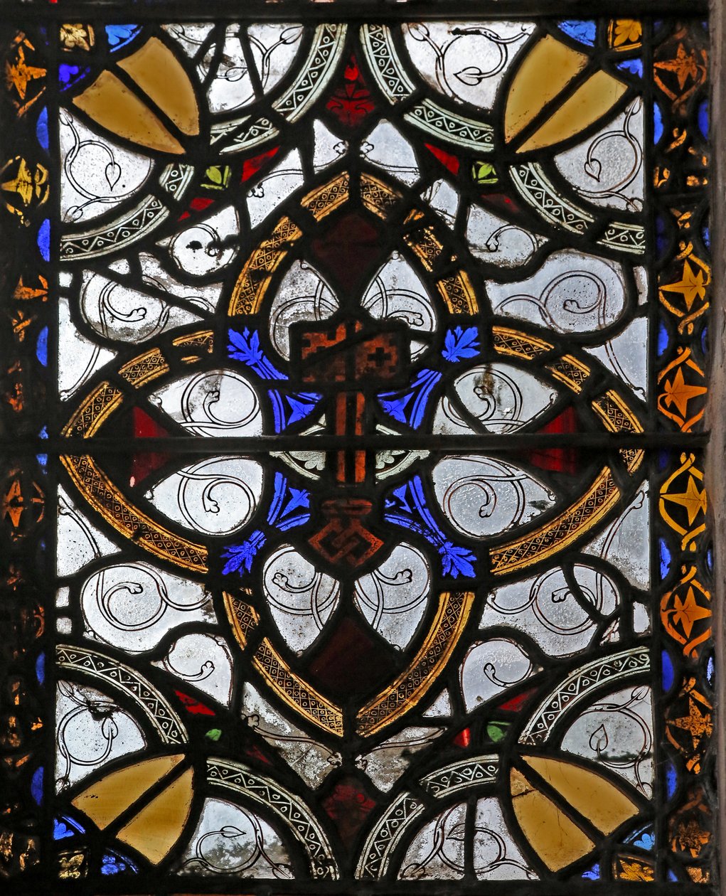 Grisaille ve St Peter amblemini gösteren n4 penceresi by English School