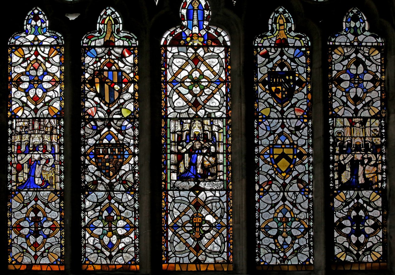 Grisaille, St Peter amblemi, figürler, kalkanları gösteren n4 penceresi by English School