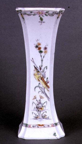 Kakiemon renklerine boyanmış alev şeklinde Worcester vazo, c.1750 (seramik) by English School
