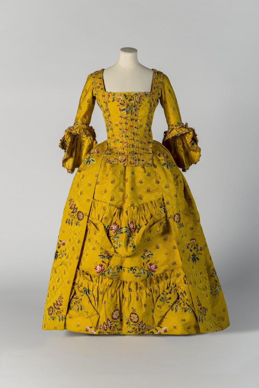 Sarı brokarlı açık bornoz ve kombinezon, c.1750 (ipek) by English School