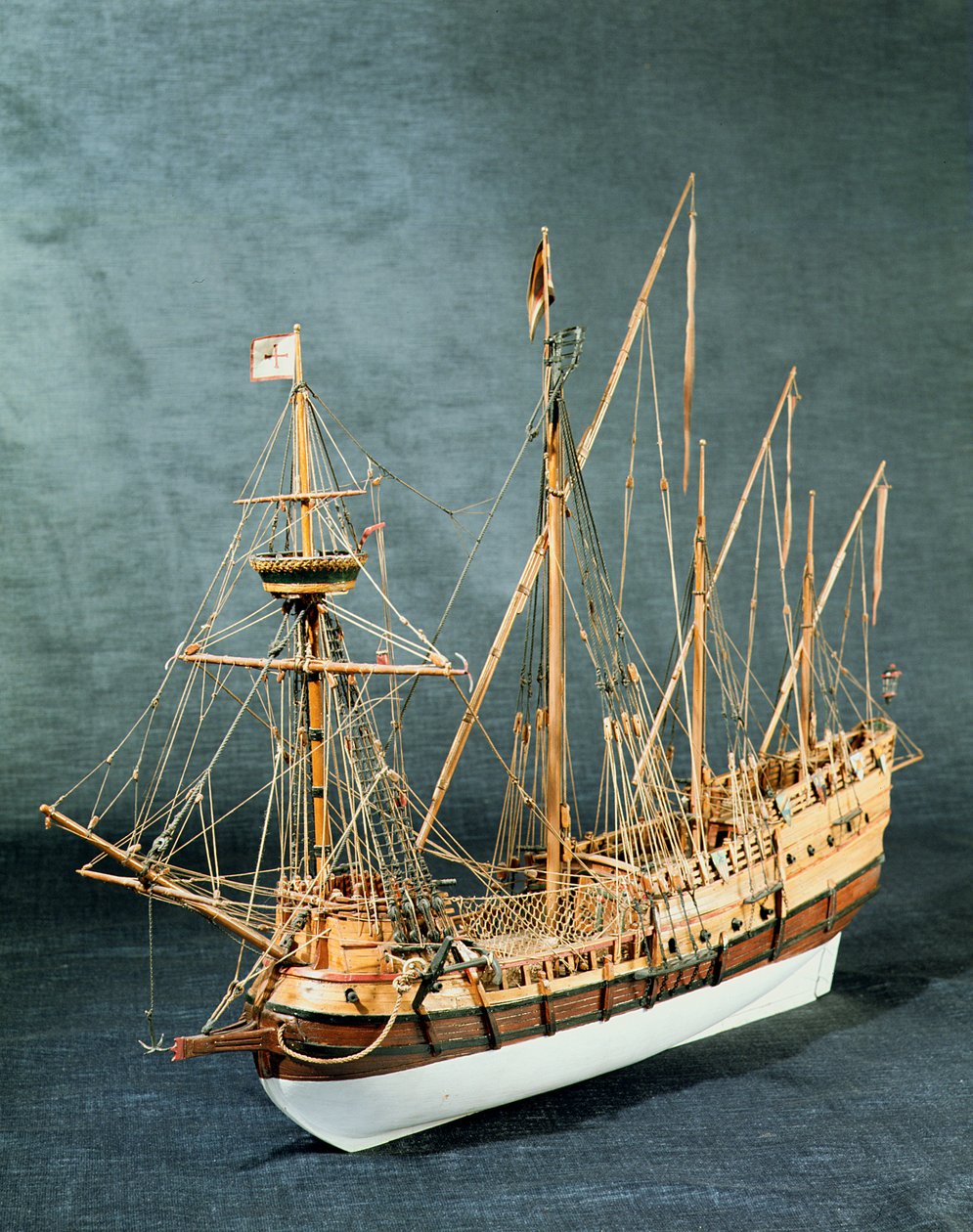1535 dolaylarından kalma bir Portekiz karavelasının armalı modeli (ahşap) (ayrıca bkz. 260974) by English School English School