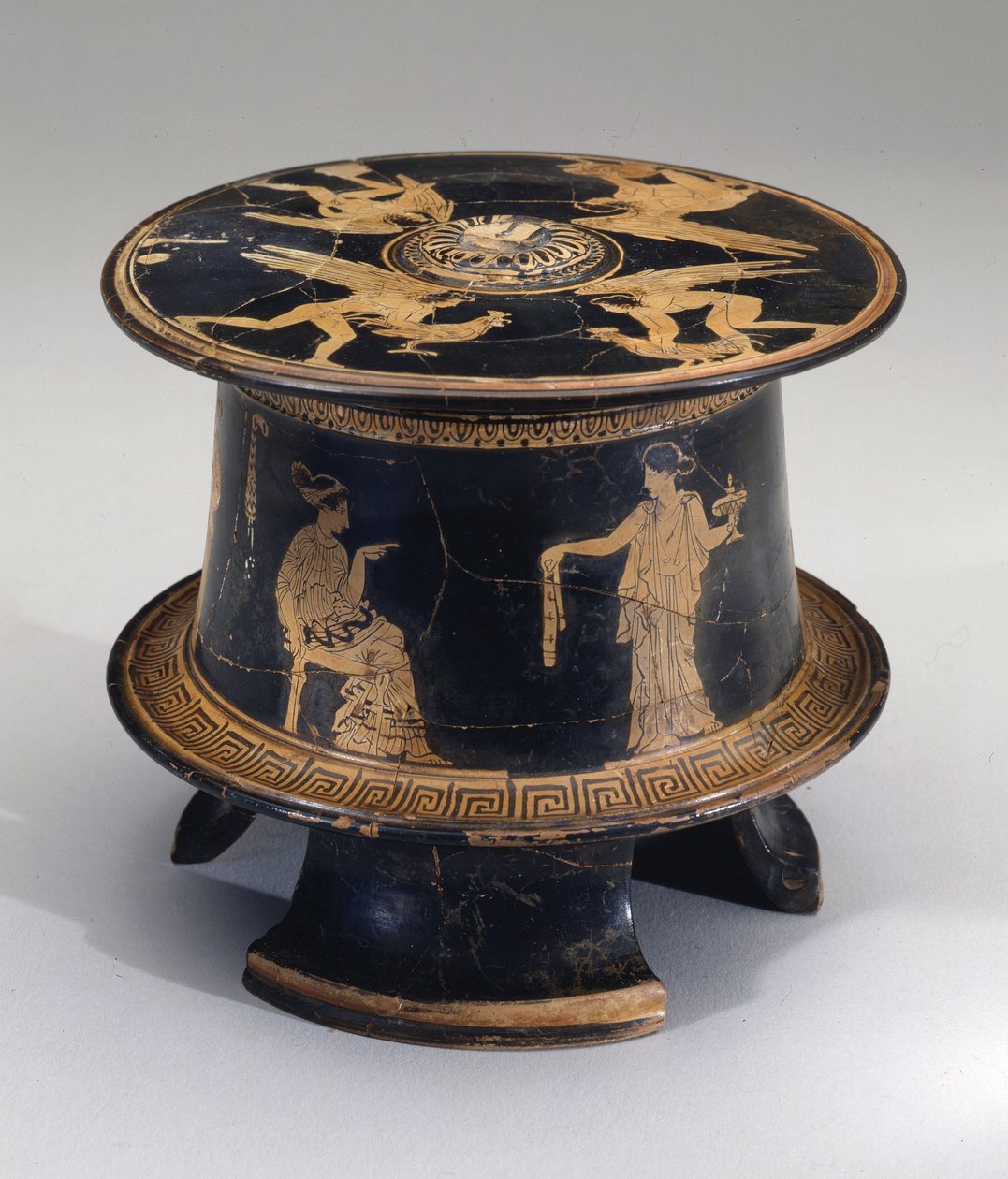 Kırmızı figürlü pyxis, Attic, MÖ c.430 (toprak çanak çömlek) by Eretria Painter Eretria Painter