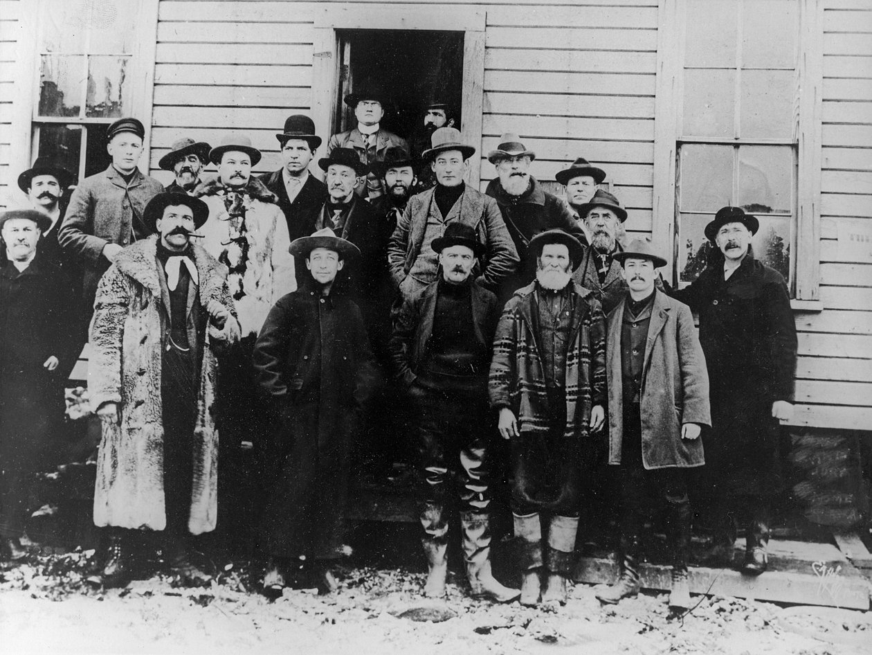 Murray Cromwell Morgan'ın 'One Man's Gold Rush: A Klondike Albümü'nden Alaska altına hücumundan adamlar (s/b fotoğraf) by Eric A. Hegg