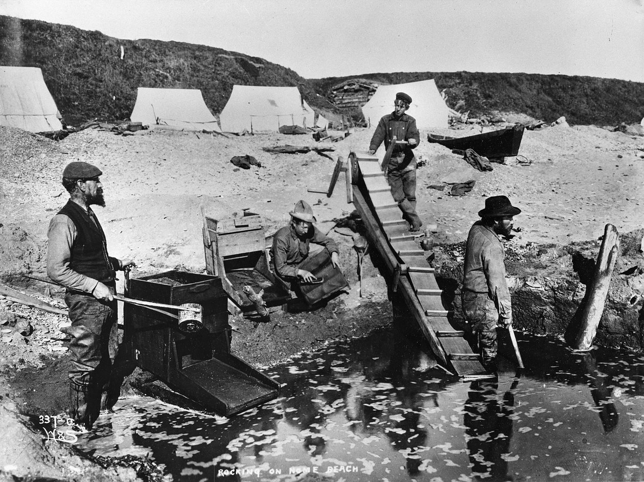 Murray Cromwell Morgan'ın 'One Man's Gold Rush: A Klondike Albümü'nden Nome Beach'te Rocking (s/b fotoğraf) by Eric A. Hegg