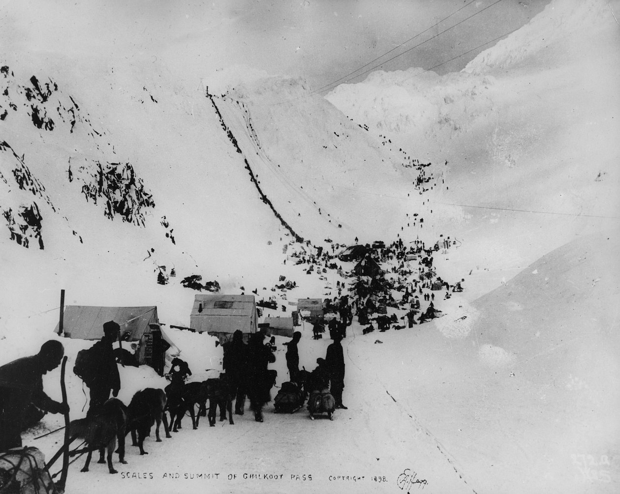 Murray Cromwell Morgan'ın 'One Man's Gold Rush: A Klondike Albümü'nden Chilkoot Geçidi'nin ölçekleri ve zirvesi by Eric A. Hegg